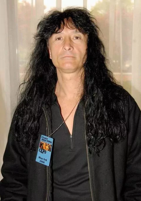 Джоуи Белладонна — Певец и барабанщик в стиле хэви-метал, участник группы 'Anthrax'.