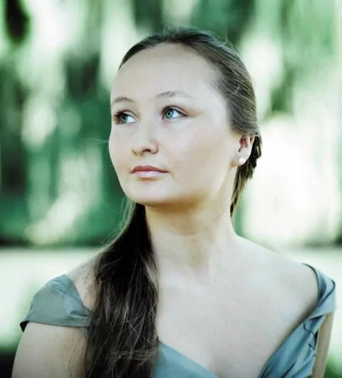 Юлия Лежнева — Российская оперная певица (сопрано, колоратурное меццо-сопрано).
