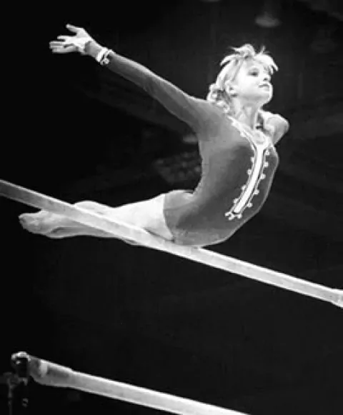 Ольга Корбут — выдающаяся гимнастка, впервые выполнившая сальто на бревне