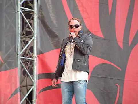 Аксель Роуз — Американский музыкант, фронтмен группы Guns N' Roses.