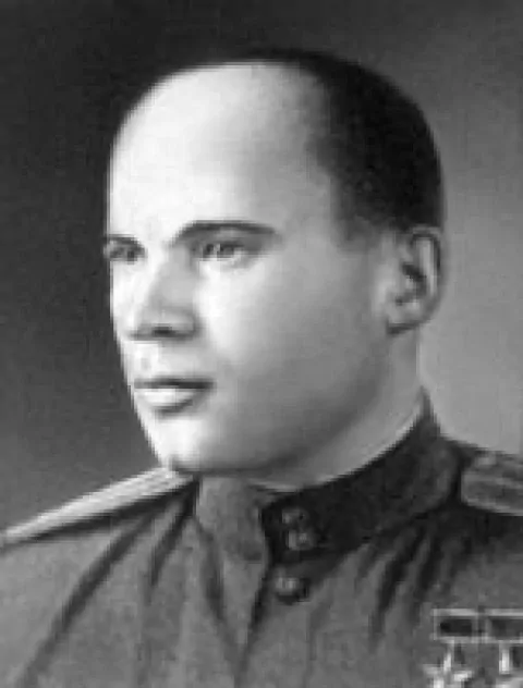 Михаил Бондаренко — летчик-штурмовик, штурман полка,  Герой Советского Союза.